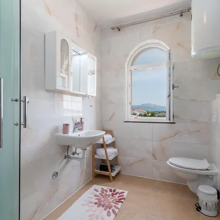 A3 - Seafront Apt With Balcony 1 Min To Beach * تروغير