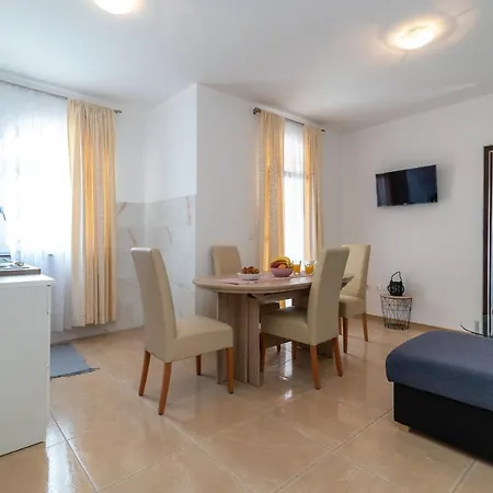 Διαμέρισμα A 3 - Seafront With Balcony 1 Min To *