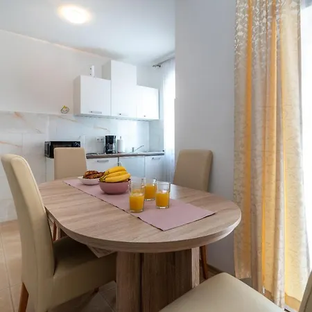 דירה A 3 - Seafront With Balcony 1 Min To טרוגיר