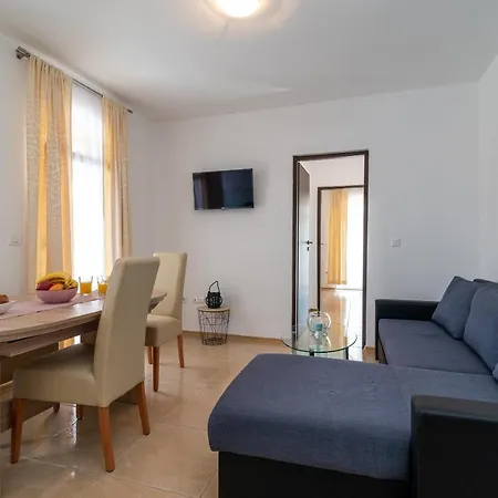 Διαμέρισμα A 3 - Seafront With Balcony 1 Min To *