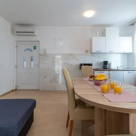 A3 - Seafront Apt With Balcony 1 Min To Beach 特罗吉尔