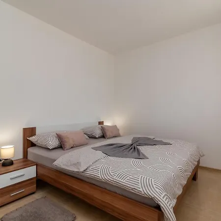 A3 - Seafront Apt With Balcony 1 Min To Beach