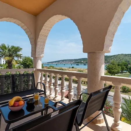 A3 - Seafront Apt With Balcony 1 Min To Beach