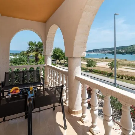 A3 - Seafront Apt With Balcony 1 Min To Beach 特罗吉尔