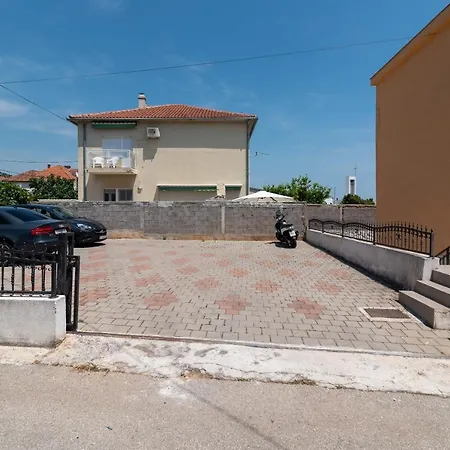 A3 - Seafront Apt With Balcony 1 Min To Beach *