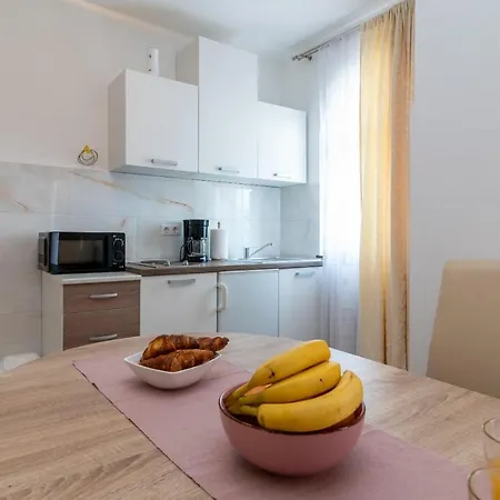 A3 - Seafront Apt With Balcony 1 Min To Beach