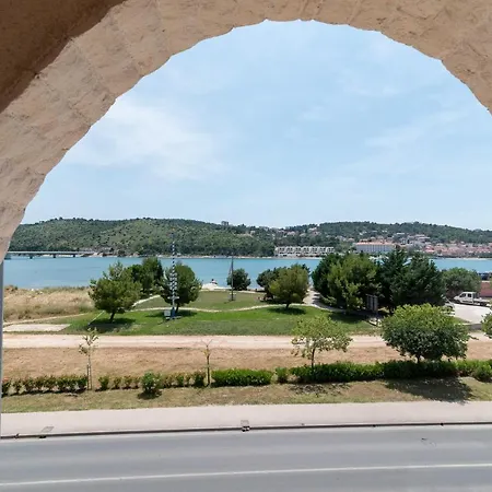 A3 - Seafront Apt With Balcony 1 Min To Beach * 特罗吉尔