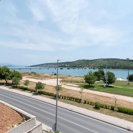 A3 - Seafront Apt With Balcony 1 Min To Beach 公寓 特罗吉尔