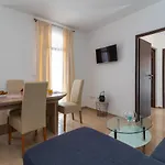 A3 - Seafront With Balcony 1 Min To Apartamento Trogir