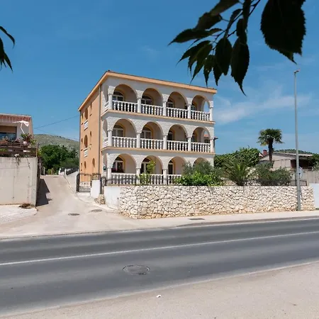 A 3 - Seafront With Balcony 1 Min To Apartament Trogir