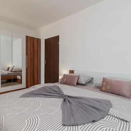 Apartament A 3 - Seafront With Balcony 1 Min To Trogir