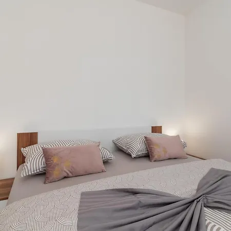 Apartament A 3 - Seafront With Balcony 1 Min To Trogir